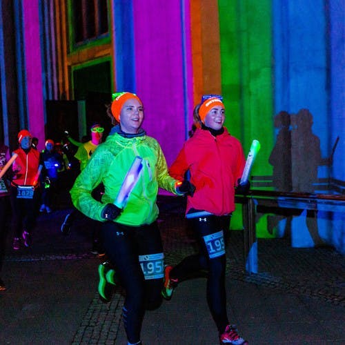 Runners by church Hallgrímskirkja